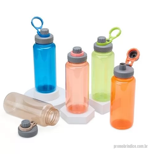 Squeeze plástico personalizado - Squeeze Plástica 1 Litro Squeeze com grande capacidade e compacta no design, nosso squeeze de 1 litro é a escolha certa para quem busca um produto resistente e prático para os dias de hidratação. Feita em plástico, ela se adapta ao seu ritmo, seja na academia, no parque ou no trabalho. Além disso, sua tampa é rosqueável e vem com uma proteção para o bocal e alça flexível, sendo uma verdadeira aliada na correria do dia. Altura : 24,6 cm x Largura : 8,5 cm x Circunferência : 27 cm Peso aproximado (g): 144