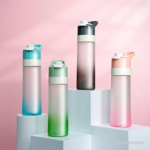 Squeeze plástico personalizado - Squeeze bicolor plástico com borrifador e capacidade de 650ml. Contém tampa rosqueável com trava de segurança para o bocal, alça para transporte e alavanca para acionamento do borrifador.