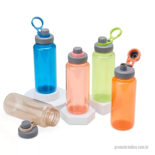 Squeeze plástico personalizado - Grande na capacidade e compacta no design, nosso squeeze de 1 litro é a escolha certa para quem busca um produto resistente e prático para os dias de hidratação. Feita em plástico, ela se adapta ao seu ritmo, seja na academia, no parque ou no trabalho. Além disso, sua tampa é rosqueável e vem com uma proteção para o bocal e alça flexível, sendo uma verdadeira aliada na correria do dia.