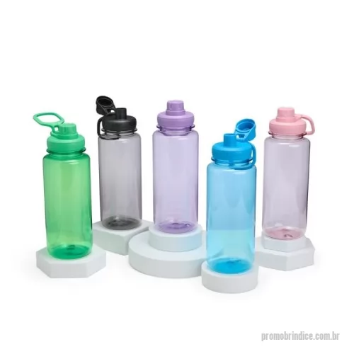 Squeeze plástico personalizado - Squeeze Feito em plástico resistente, nosso squeeze com capacidade de 1 litro vem com uma tampa rosqueável e alça integrada, facilitando o transporte. A tampa protetora do bocal, também rosqueável, evita o contato com sujeiras e torna o squeeze mais higiênico.