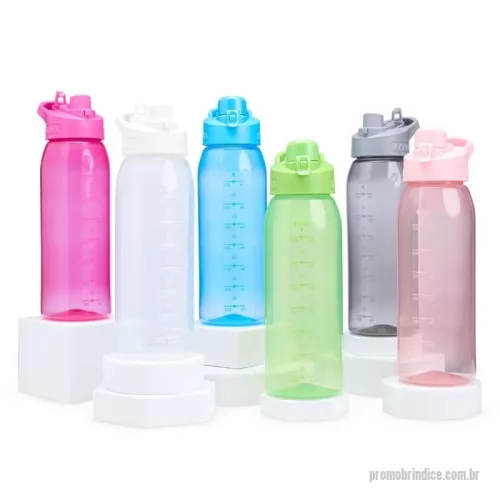 Squeeze plástico personalizado - Squeeze plástico livre de BPA. Hidratação na medida certa. Nosso squeeze de 850ml é perfeito para quem mantém uma rotina fitness ou deseja monitorar a hidratação com precisão. Produzido em plástico livre de BPA, garante mais segurança para sua hidratação diária. Conta com marcação no corpo, facilitando o controle da ingestão de água ou outras bebidas para melhorar o desempenho e o bem-estar. Sua tampa rosqueável possui alça integrada e tampa protetora  para o bocal com trava, garantindo mais segurança e praticidade. Resistente e funcional, é o aliado ideal para uma rotina leve e equilibrada.