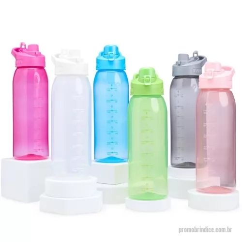 Squeeze plástico personalizado - Hidratação na medida certa. Nosso squeeze de 850ml é perfeito para quem mantém uma rotina fitness ou deseja monitorar a hidratação com precisão. Produzido em plástico livre de BPA, garante mais segurança para sua hidratação diária. Conta com marcação no corpo, facilitando o controle da ingestão de água ou outras bebidas para melhorar o desempenho e o bem-estar. Sua tampa rosqueável possui alça integrada e tampa protetora para o bocal com trava, garantindo mais segurança e praticidade. Resistente e funcional, é o aliado ideal para uma rotina leve e equilibrada.  Altura: 24,9 cm Largura: 9,4 cm Circunferência: 24,8 cm Peso aproximado (g): 122 Medidas aproximadas para gravação (CxL): 15 cm x 2,5 cm