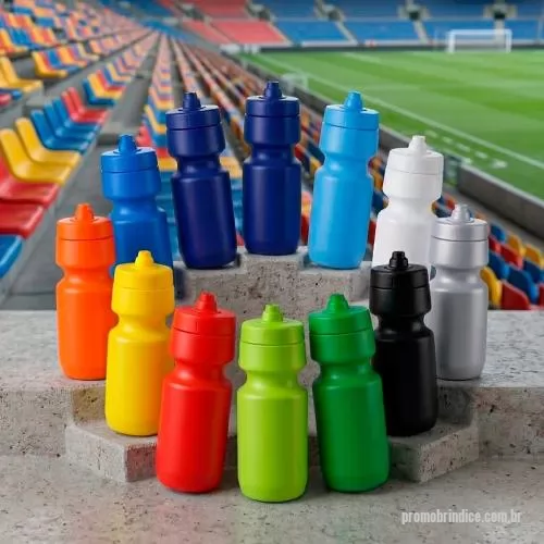 Squeeze plástico personalizado - Squeeze plástico com capacidade de 700 ml, produzido em polietileno, com peso de 65 gramas, altura de 20,5 cm sem tampa e 22,6 cm com tampa, diâmetro da boca de 5,4 cm e base de 7,4 cm, oferecendo excelente proporção para hidratação contínua. Conta c