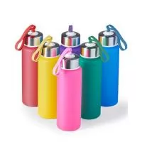 Garrafas squeezes personalizadas com capacidade de 680 ml, tampa rosqueável com detalhes em aço inox e alça de silicone. Frasco soprado em PVC com soft touch, esse brinde possui ótimo acabamento e área nobre para a impressão do logotipo de empresas