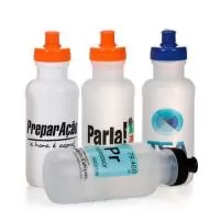 Squeeze plástico personalizado. Na capacidade de 500 ml com tampa de rosca e válvula injetada. É um ótimo brinde pois associa sua marca a situações de lazer