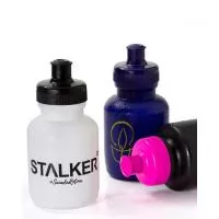 Squeeze personalizado. Com capacidade de 300ml. Feito é plastico com cores variadas e tampa de rosca é um ótimo brinde pois associa sua marca a situações de lazer. Devido ao seu baixo custo, o squeeze personalizado é de altíssima utilidade, encaixand