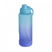 Squeeze plástica 1,1 litros com base de silicone anti-impacto (removível). Tampa com alça para transporte e tampa de proteção para o bocal.