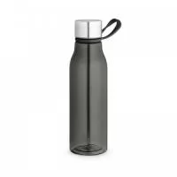 Squeeze produzido a partir de plástico reciclado, rPET. Com alça de silicone para facilitar o transporte. Tampa em PP e aço inox com isolante em silicone. Capacidade até 590 mL.