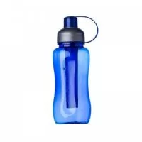 Squeeze plástico 600ml ice bar. Squeeze colorido acinturado com detalhe retangular texturizado nas laterais, possui tampa cinza com detalhe ondulado ao redor e tampa com alça para o bico. Parte interna possui uma barra congelante(desencaixe a barra da tampa), encha a barra e coloque no congelador/freezer para gelar e depois é só colocar novamente no squeeze.