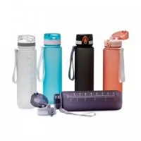 Squeeze garrafa plástica personalizada com acabamento capacidade de 1 litro. Possui medição de Oz/Ml lateral, tampa de acionamento automático e trava de segurança. Acompanha alça em cordão de nylon.