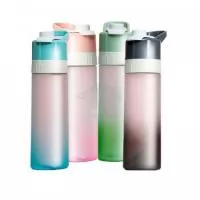 Squeeze bicolor plástico com borrifador e capacidade de 650ml. Contém tampa rosqueável com trava de segurança para o bocal, alça para transporte e alavanca para acionamento do borrifador.