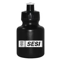 Squeeze de PE resistente e flexível, tampa rosqueável em PP e bico em PVC cristal. Acabamento e vedação impecável. Capacidade de 300 mL