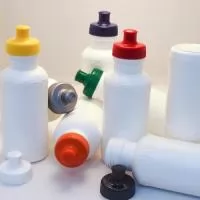 Squeeze 500ml de plástico resistente com detalhe em relevo na parte superior e tampa de bico(plástico) rosqueável.