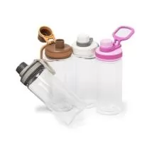 Squeeze plástico com capacidade de 500ml. Possui tampa rosqueável com tampa protetora para bocal e alça para transporte.  Altura :  19,3 cm  Largura :  7 cm  Circunferência :  22,2cm