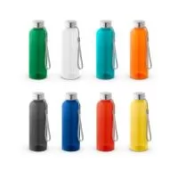 Squeeze em rPET 100% reciclado e tampa em aço inox, com pega em corda para facilitar o transporte. Capacidade até 580 mL. Caixa branca 94656 vendida opcionalmente. Certificação EU Food Grade. ø65 x 210 mm