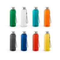 Squeeze em PET 100% reciclado e tampa em aço inox, com pega em corda para facilitar o transporte. Capacidade até 580 mL. Caixa branca