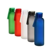Squeeze esportiva em PET 100% reciclado, com acabamento fosco. A tampa em PS, à prova de vazamentos, possui fita em silicone que facilita o transporte. Capacidade até 600 mL. Certificação EU Food Grade. ø66 x 215 mm
