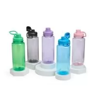 Squeeze Feito em plástico resistente, nosso squeeze com capacidade de 1 litro vem com uma tampa rosqueável e alça integrada, facilitando o transporte. A tampa protetora do bocal, também rosqueável, evita o contato com sujeiras e torna o squeeze mais higiênico.