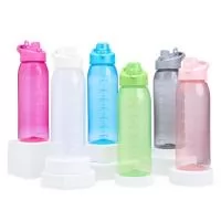 Squeeze plástico livre de BPA. Hidratação na medida certa. Nosso squeeze de 850ml é perfeito para quem mantém uma rotina fitness ou deseja monitorar a hidratação com precisão. Produzido em plástico livre de BPA, garante mais segurança para sua hidratação diária. Conta com marcação no corpo, facilitando o controle da ingestão de água ou outras bebidas para melhorar o desempenho e o bem-estar. Sua tampa rosqueável possui alça integrada e tampa protetora  para o bocal com trava, garantindo mais segurança e praticidade. Resistente e funcional, é o aliado ideal para uma rotina leve e equilibrada.