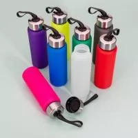 Garrafa plástica de 680ml. Produzido em PVC fosco livre de BPA, a squeeze possui tampa rosqueável em inox com alça elástica para transporte (não removível).