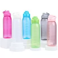 Hidratação na medida certa. Nosso squeeze de 850ml é perfeito para quem mantém uma rotina fitness ou deseja monitorar a hidratação com precisão. Produzido em plástico livre de BPA, garante mais segurança para sua hidratação diária. Conta com marcação no corpo, facilitando o controle da ingestão de água ou outras bebidas para melhorar o desempenho e o bem-estar. Sua tampa rosqueável possui alça integrada e tampa protetora para o bocal com trava, garantindo mais segurança e praticidade. Resistente e funcional, é o aliado ideal para uma rotina leve e equilibrada.  Altura: 24,9 cm Largura: 9,4 cm Circunferência: 24,8 cm Peso aproximado (g): 122 Medidas aproximadas para gravação (CxL): 15 cm x 2,5 cm