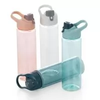 Squeeze plástico 700ml com alça para transporte, possui tampa principal rosqueável e tampa de proteção plástica com trava para o bocal.