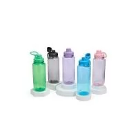 Feito em plástico resistente, nosso squeeze com capacidade de 1 litro vem com uma tampa rosqueável e alça integrada, facilitando o transporte. A tampa protetora do bocal, também rosqueável, evita o contato com sujeiras e torna o squeeze mais higiênic