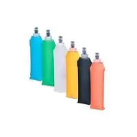 Squeeze dobrável feito em poliuretano termoplástico TPU , material flexível, resistente à variação de temperaturas e livre de BPA. Possui capacidade para até 500 ml e bico rosqueável em plástico e silicone. Altura : 26 cm Largura : 8,5 cm Profundidad