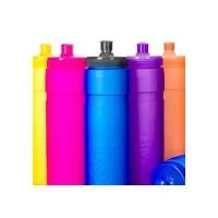 Squeeze feito em PEVA atóxico, com design leve e moderno, e capacidade de 500 ml. Apresenta estrutura com parede dupla, que ajuda a manter a temperatura de líquidos estável por mais tempo em comparação a outros modelos de squeezes. Possui ainda com d