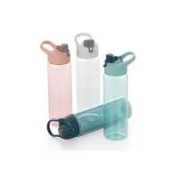 Squeeze plástico 700ml com alça para transporte, possui tampa principal rosqueável e tampa de proteção plástica com trava para o bocal.