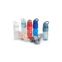 Squeeze plástico 730ml com luva emborrachada, alça para transporte e tampa de proteção com trava para o bocal. Altura : 24,7 cm Largura : 8,8 cm Circunferência : 23,5cm Peso aproximado g : 117