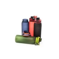 Squeeze plástico com capacidade de 900 ml. Possui tampa rosqueável com tampa protetora para bocal, trava de segurança com botão de acionamento e alça para transporte. Pintura fosca. Altura : 25,7 cm Largura : 7,9 cm Circunferência : 25,2 cm Peso apro