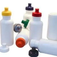 Descrição: Squeeze 500ml de plástico resistente, possui detalhe em relevo na parte superior e tampa de bico(plástico) rosqueável.  Medidas aproximadas para gravação (CxL):  10 cm x 7 cm  Tamanho total aproximado  (CxL):  20 cm x 6,5 cm x 21,9 cm  Peso aproximado (g):  44