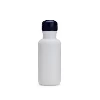 Este squeeze é uma opção que combina com quem está sempre em movimento. Feito em plástico PEAD e com a capacidade máxima de 500ml, conta com uma tampa rosqueável que traz uma proteção para o bocal e também evita vazamentos. Tudo isso torna o squeeze 