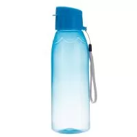 Squeeze plástico 700ml livre de BPA. Corpo de polipropileno transparente colorida com detalhe superior em relevo, possui tampa rosqueável com abertura de bocal. Acompanha alça de nylon, pode ser encaixado no suporte da tampa.