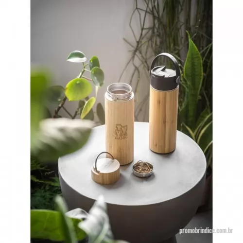 Squeeze térmico personalizado - Squeeze em bambu e aço inox, com parede dupla isolada a vácuo e infusor para chá (térmico). Capacidade até 440 mL. Preserva as bebidas quentes por 8 horas e as bebidas frias por 24 horas. Certificação EU Food Grade. Fornecido em caixa presente de papel kraft. ø70 x 215 mm