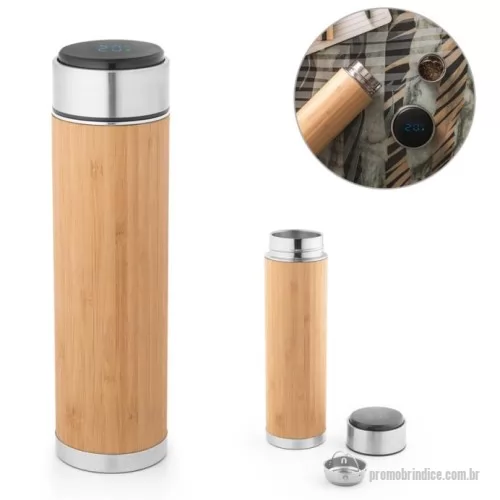 Squeeze térmico personalizado - Garrafa em aço inox e bambu de parede dupla térmica, isolada a vácuo. Capacidade até 430 mL. A tampa contém um termômetro digital que permite saber, a qualquer momento, a temperatura da bebida (pilha inclusa). Incluso infusor para chá. Certificação EU Food Grade. A cor e o resultado da impressão nos materiais naturais pode variar entre produtos. 