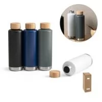 Squeeze em aço inox com parede dupla isolada a vácuo, parede interna revestida de cobre e tampa em bambu com vedante de silicone para proteção extra. Tem capacidade até 640 ml e mantém as bebidas quentes por 16 h e frias por 48 h. Contém revestimento em pó que lhe confere mais durabilidade e resistência. Food grade. Fornecido em caixa presente de papel craft.