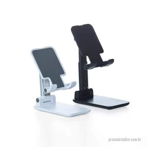 Suporte de Mesa para Celular e Tablet personalizado - Suporte de mesa retrátil para celulares e tablets. Confeccionado em plástico com haste de alumínio. O suporte possui ângulo ajustável e extensão de altura. Seu tapete de silicone antiderrapante garante a estabilidade do eletrônico sem machucar sua traseira. As “canaletas” também revestidas de silicone encaixam perfeitamente ao eletrônico sem bloquear a visualização da tela, além do espaçamento ideal que permite o carregamento do celular/tablet no suporte sem bloquear a visão ou atrapalhar sua estadia. Com base de silicone antiderrapante, o suporte permanece fixo e estável nas mais diversas superfícies.