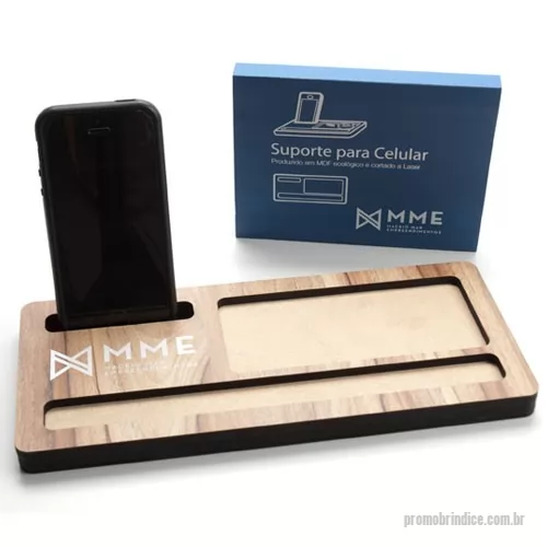 Suporte de Mesa para Celular e Tablet personalizado - Suporte 11 x 26 cm produzido em madeira MDF ecológica com revestimento madeirado com certificação FSC e cortada a laser. A personalização é a 1 cor em silkscreen na cinta e no suporte. O produto é fornecido em plástico shrink. Foto ilustrativa, não acompanha os objetos apresentados na foto..