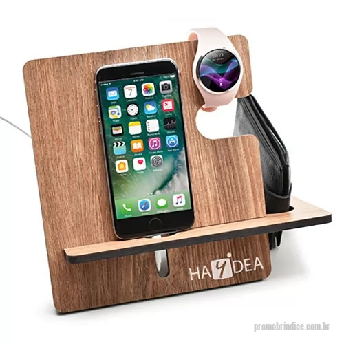 Suporte de Mesa para Celular e Tablet personalizado - Produto produzido em madeira MDF ecológica, pode ser utilizado com todos tipos de celulares. Formato montado 22,7 x 20 x 11 cm. O formato descmontado é 18 x 21,5 x 1,2 cm. Personalização em silkscreen 1 cor. Produto fornecido em plástico Shrink.