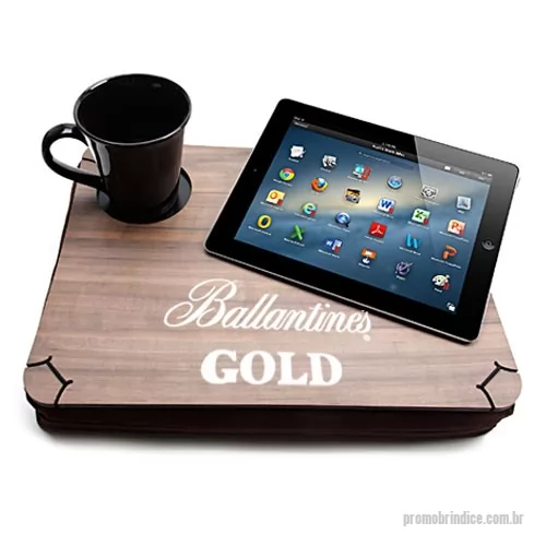 Suporte Ecológico para Notebook personalizado - Suporte em MDF madeirado com certificação FSC, com corte a laser. Inclui berço para copo. Almofada em tecido oxford preto com enchimento de espuma em bloco. Não utilizamos enchimento com espuma flocada. Formato 38 x 29 cm.