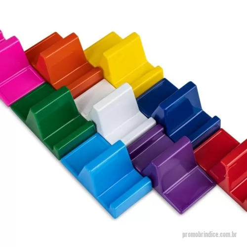 Suporte para celular personalizado - Suporte para celular, assista a vídeos e participe de reuniões com mais praticidade, sem precisar segurar o celular. Feito em plástico resistente, esse suporte é a solução perfeita para quem precisa manter as mãos livres. Basta um apoio plano para utilizá-lo, tornando o dia a dia mais fácil.