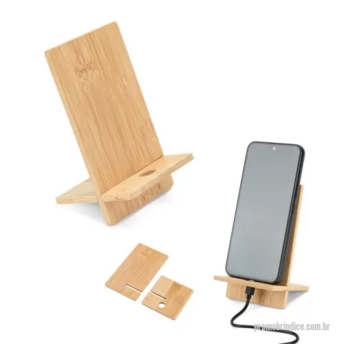 Suporte para celular personalizado - Suporte para celular em bambu, desmontável em duas partes. Contém um orifício que lhe permite carregar o seu celular enquanto utiliza o suporte. Fornecido em caixa presente de papel kraft reciclado.