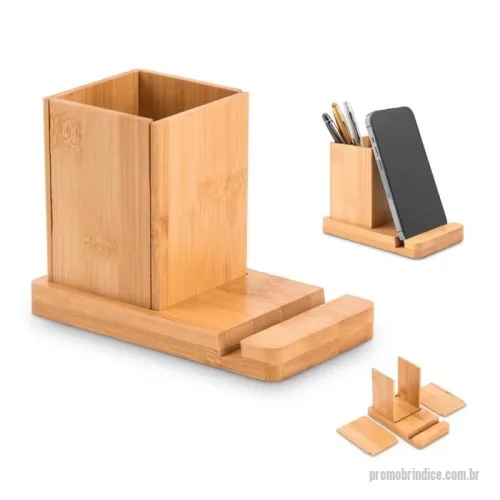 Suporte para celular personalizado - Conjunto de mesa em bambu, ideal para organizar o seu espaço de trabalho. Composto por 1 canaleta para suporte do seu celular e um copo, desmontável, para organizar as suas esferográficas e outros materiais de trabalho. Fornecido em caixa presente de papel kraft reciclado. A cor e o resultado da impressão nos materiais naturais pode variar entre produtos. Dimensões montado: 80 x 145 x 104 mm | Caixa: 80 x 145 x 33 mm