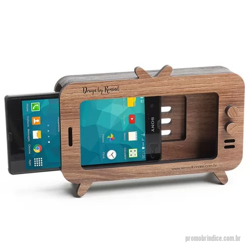 Suporte para celular personalizado - Produto produzido em madeira MDF ecológico, formato 16,5 x 11,2 x 3 cm. O produto é personalizado na madeira e na caixa de papel kraft em silkscreen a 1 cor..