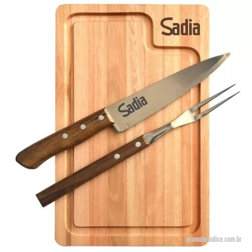 Tábua para carne de madeira personalizada - Tábua churrasco eucalipto, faca 7  e garfo trinchante. Gravação da logo a laser na faca e na tábua. Um presente tradicional. útil e durável, garantindo a visibilidade da sua marca por muitos e muitos anos. Despachamos com frete pago para todo o Brasil.