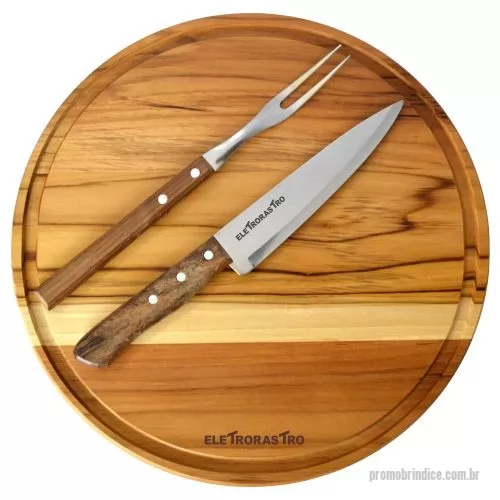 Tábua para carne de madeira personalizada - Kit com tábua para churrasco 35cm diâmetro com canaleta, faca de churrasco e garfo trinchante. Gravação da logo a laser na tábua e na faca. Um presente tradicional, útil e durável, garantindo a visibilidade da sua marca por muitos anos. Acompanha caixa para presente com listras em marrom. Despachamos com frete pago para todo o Brasil.