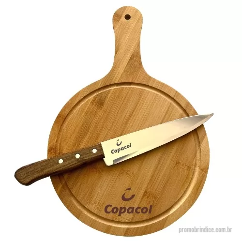 Tábua para carne de madeira personalizada - Kit tábua de bambu, garfo e faca peixeira Simonaggio. Gravação da logo a laser na tábua e na faca. Acompanha caixa para presente com listras em marrom. . Um presente tradicional, útil e durável, garantindo a visibilidade da sua marca por muitos anos. Despachamos com frete pago para regiões Sul e Sudeste.