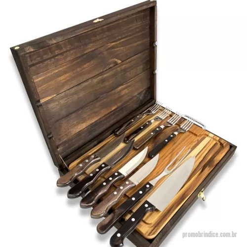 Tábua para carne de madeira personalizada - Tábua para churrasco em estojo de madeira. Esse é o nosso negócio, está no nosso DNA. Faça uma consulta e surpreenda-se com nossas opções. São dezenas de modelos, garantindo que sempre haverá um kit que se encaixe às suas necessidades. Estojo de madeira, tábua, faca e garfo Tramontina em Polywood mais 04 jogos de talheres de mesa modelo Jumbo. Personalização da logo a laser no estojo, tábua e na lâmina das 05 facas Despachamos com frete pago para todo o Brasil. Um presente com ótima apresentação, útil e durável, garantindo a visibilidade da sua marca por muitos e muitos anos